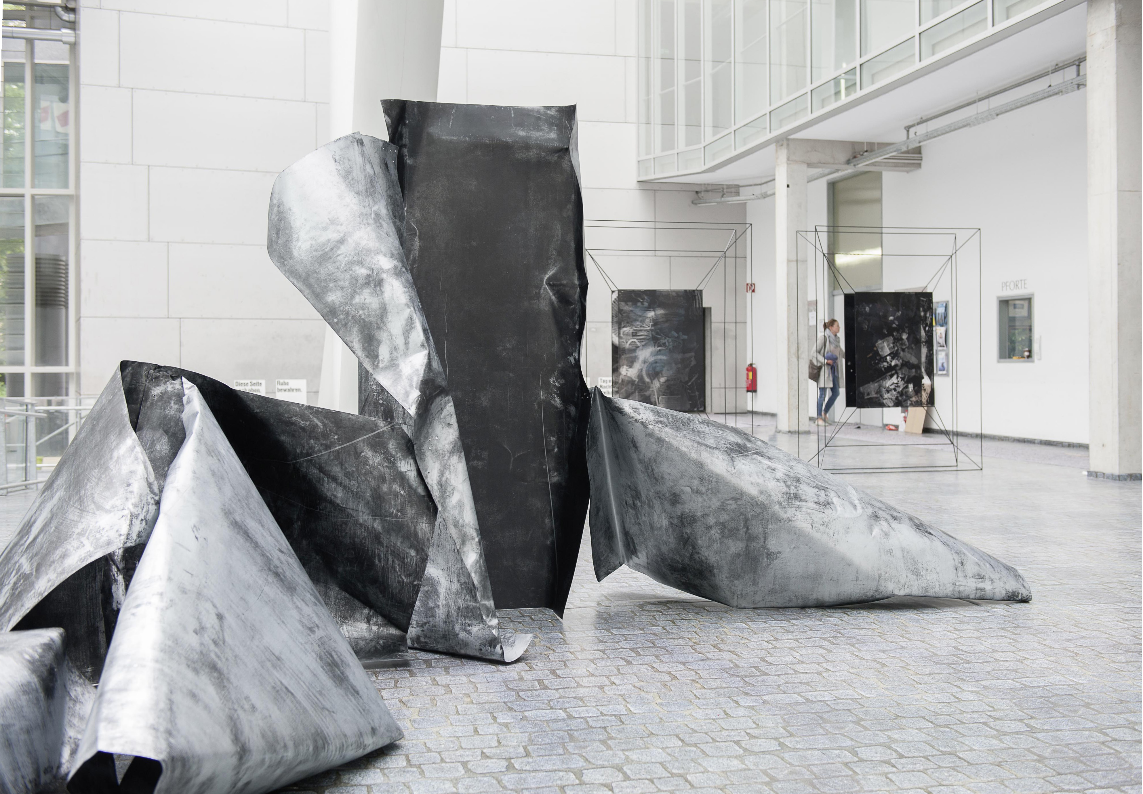 Jahresausstellung 2016 Print Druckgrafikwerkstätten im Neubau Arbeit vorne_Aron Herdrich hinten_Olga Goshchapowa Foto Rainer Herrmann