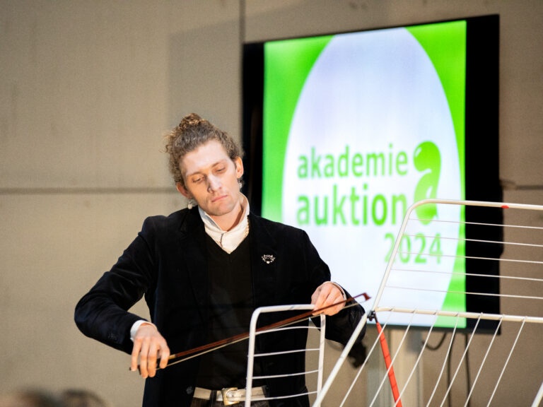 AKADEMIE AUKTION 2024, Live Performance "Wäscheständer Etüden" von Konrad Amrhein, Foto: Hanno Dreyer